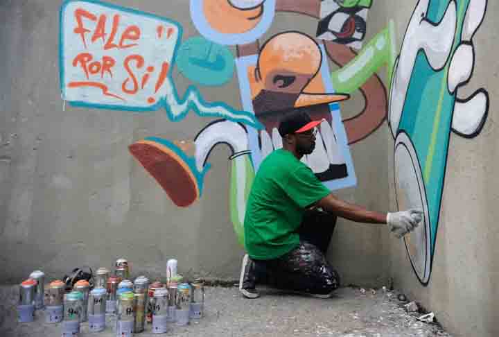 Por ter nascido e crescido na periferia de São Paulo, Kobra viveu em constante contato em lugares onde a arte de rua era uma forma de expressão comum. 
