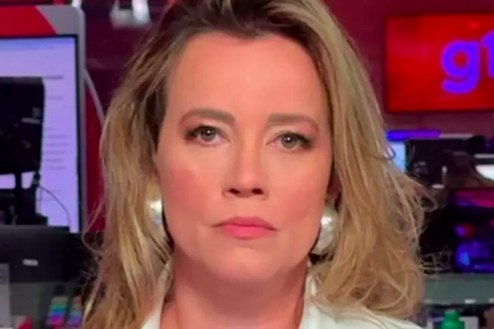 De acordo com informações apuradas pela Folha de S. Paulo, a apresentadora foi atingida na cabeça por uma peça de alumínio que se desprendeu de uma porta.