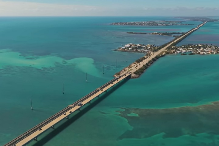 A paisagem, formada pelas águas cristalinas do Caribe e pelo céu aberto, parece cenário de filme.