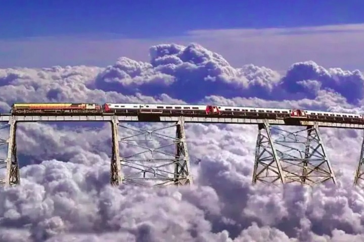 O nome surgiu de um documentário dos anos 60, que mostrava o trem a vapor misturando-se às nuvens.