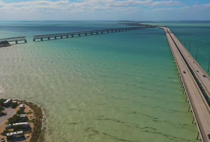 Seu percurso conecta 44 ilhas por meio de diversas pontes, oferecendo a quem passa a ilusão de estar flutuando sobre o oceano.