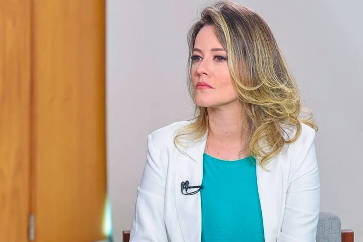 Depois de sofrer a pancada, a apresentadora se sentiu tonta e chegou a ser levada de ambulância. Ela sofreu apenas ferimentos leves.