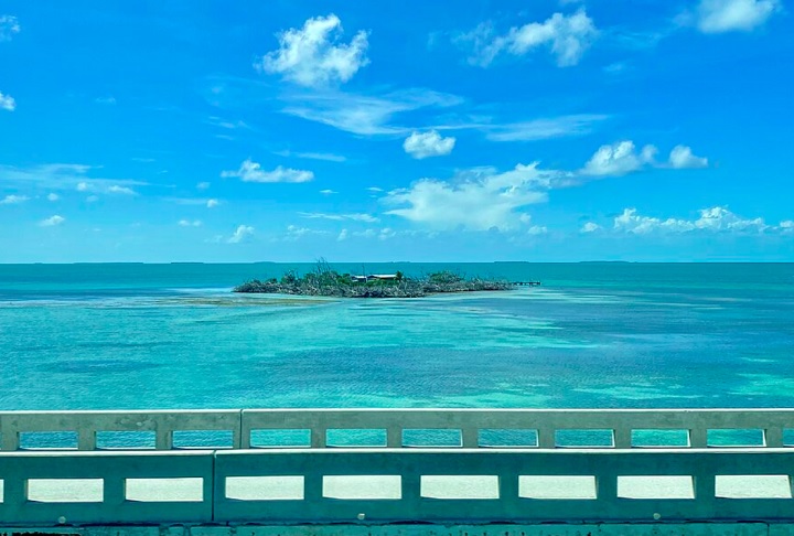 A ponte original, agora restrita a pedestres e ciclistas, permite explorar a região com tranquilidade, proporcionando contato mais próximo com a brisa do mar.