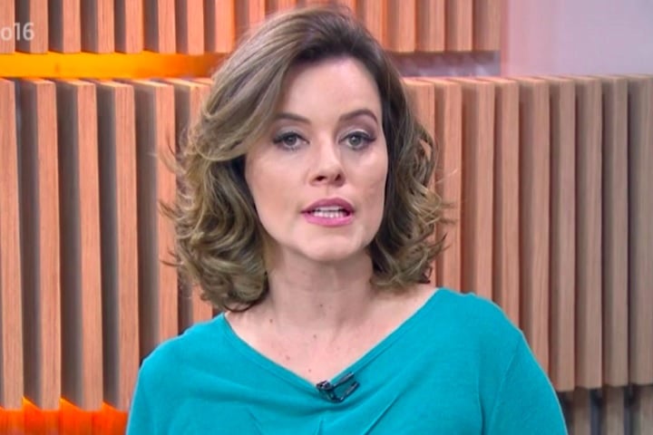 Ela estudou desenho industrial na Mackenzie, mas, aos 22 anos, foi para Brasília para seguir jornalismo, tendo se graduado no Centro Universitário de Brasília (CEUB).