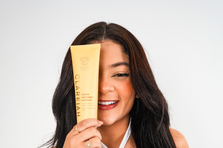 Com um olhar atento &agrave; diversidade e &agrave; autenticidade feminina, a marca se dedica a criar produtos que funcionam como uma extens&atilde;o da personalidade de quem os usa