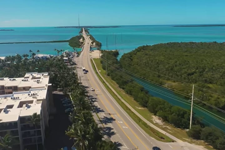 Segundo a plataforma Hellotickets, ela está entre as viagens de carro mais cênicas dos EUA, ao lado de percursos icônicos como a Pacific Coast Highway, a Blue Ridge Parkway e a histórica Rota 66.