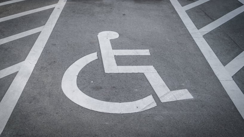 Frequentemente associadas somente à deficiência física, pessoas vivem com diversas formas de deficiências e leis garantem direitos a essa população; conheça  