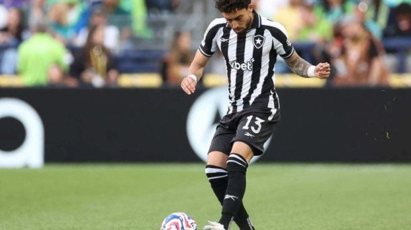 Lateral-esquerdo pede atenção ao coletivo do Paris Saint-Germain e rechaça retranca alvinegra durante os 90 minutos 