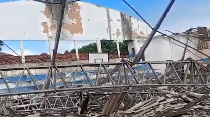 Teto de quadra esportiva desaba em escola desativada da inciativa privada nesta quarta-feira, 18, em Caucaia. Prefeitura pretender construir um centro educacional voltada aos neurodivergentes no local