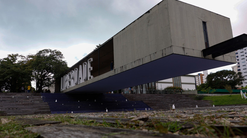 De acordo com o texto, o aviso deve estar dentro dos elevadores de &oacute;rg&atilde;os p&uacute;blicos da administra&ccedil;&atilde;o do Estado e em local vis&iacute;vel