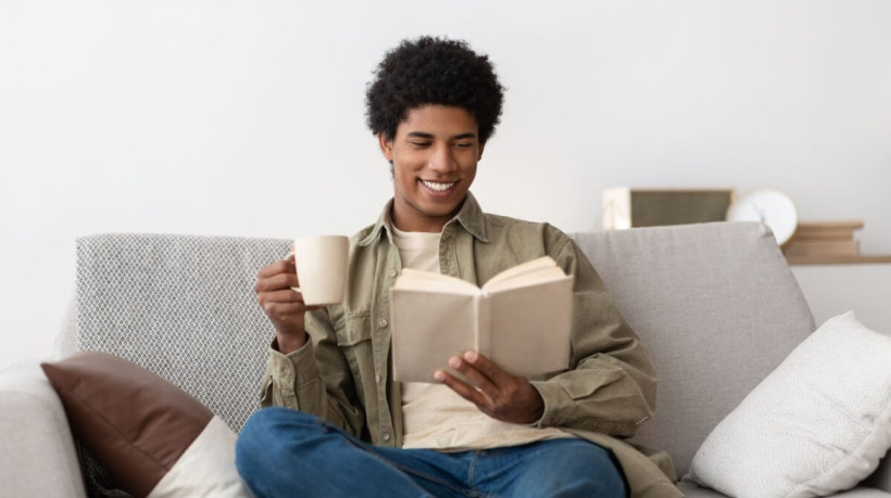 A leitura durante o feriado é uma ótima forma de estimular a mente e reduzir o estresse (Imagem: Prostock-studio | Shutterstock)
