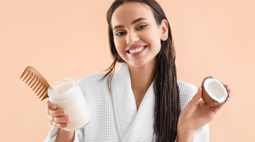 O óleo de coco ajuda a manter a saúde do cabelo no inverno (Imagem: Pixel-Shot | Shutterstock)