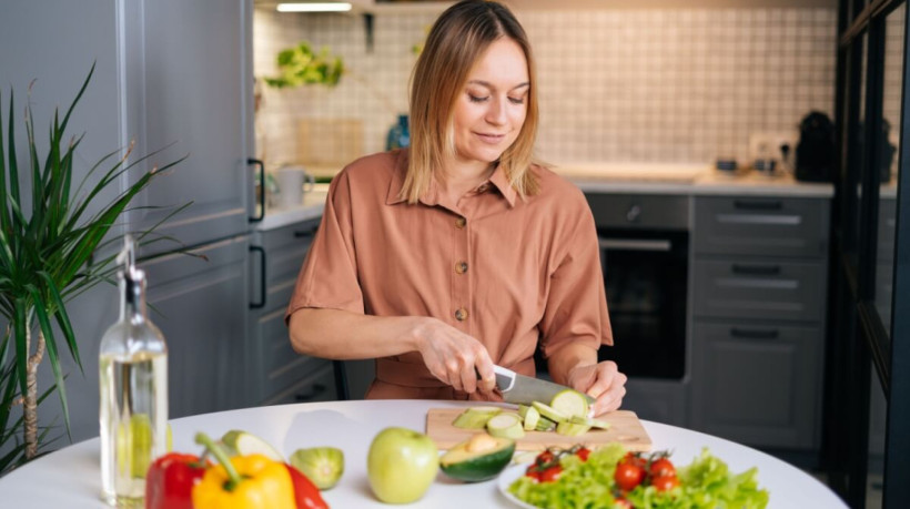 Bons hábitos contribuem para o equilíbrio hormonal, o que favorece a queima da gordura localizada (Imagem: Dikushin Dmitry | Shutterstock)