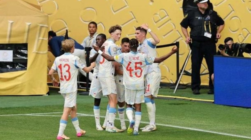 Austríacos levam a melhor sobre mexicanos e assumem a liderança do Grupo H, que ainda conta com Real Madrid e Al-Hilal
