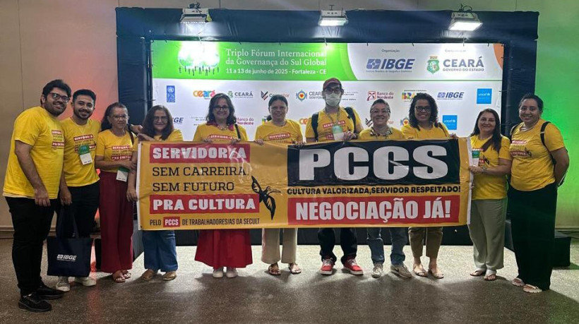 Servidores da Cultura do Ceará podem entrar em greve; na foto, profissionais realizaram manifestação durante evento com Elmano de Freitas em 11 de junho