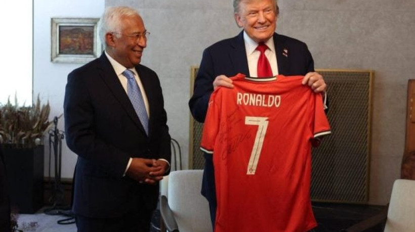 Astro do Al-Nassr assinou o uniforme com uma dedicatória ao presidente dos Estados Unidos, e o presente foi entregue nessa segunda-feira