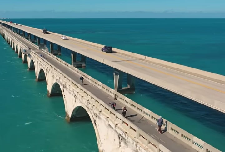 Ao longo do trajeto, a rodovia conta com pontos de paradas para fotos e contemplação da paisagem.