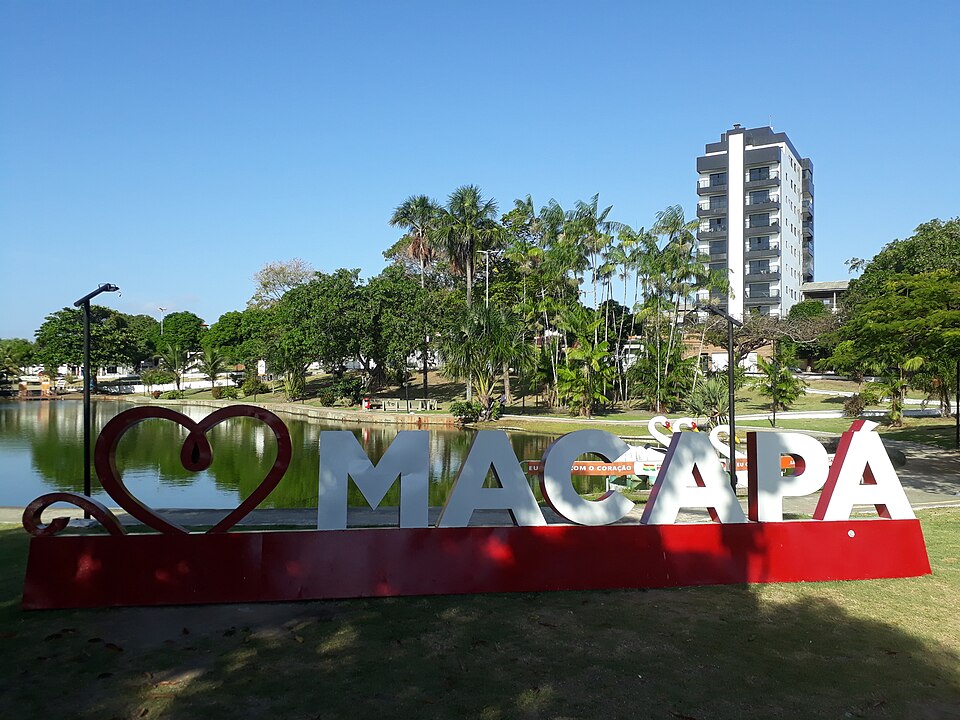 Macapá (Amapá) – A capital amapaense, com 522 mil habitantes, apresenta taxa de 71,3 mortes violentas por 100 mil. A cidade convive com violência nas periferias e falhas estruturais em segurança pública. É um centro estratégico da região Norte e alvo de facções.