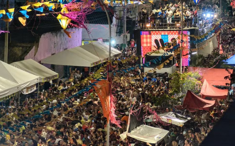 Em 2025, a abertura oficial foi no dia 07/06 e contou com o tradicional Pingo da Mei Dia, quando milhares de pessoas se reúnem para cantar e dançar no corredor cultural da Avenida Rio Branco. 