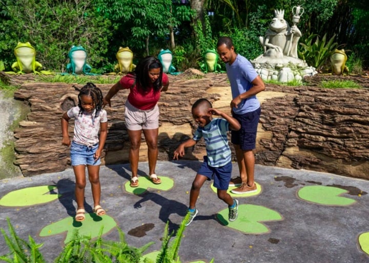 King Harold’s Swamp Symphony - Enquanto pisam em plantas aquáticas, os visitantes poderão criar suas próprias melodias com um coral de sapos interativo.