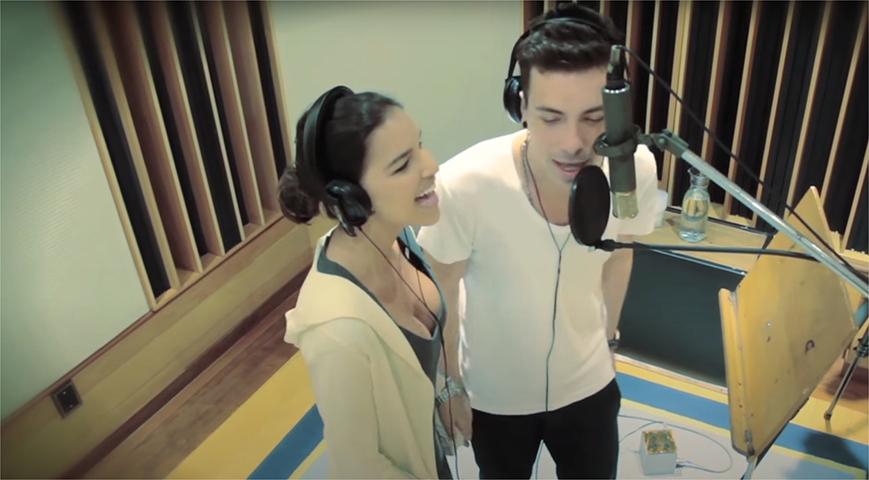 Ela foi noiva do cantor Di Ferrero, mas a relação foi desfeita em 2013. Ela também namorou Patrick Bulus, Ivens Neto, Romulo Holsback e Lucas Kalil Aluani. 
