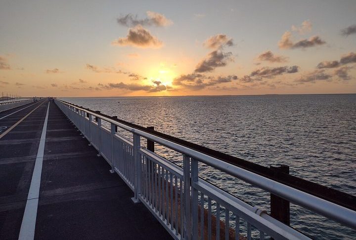 Esse é exatamente o caso da Overseas Highway, localizada na Flórida, nos Estados Unidos.