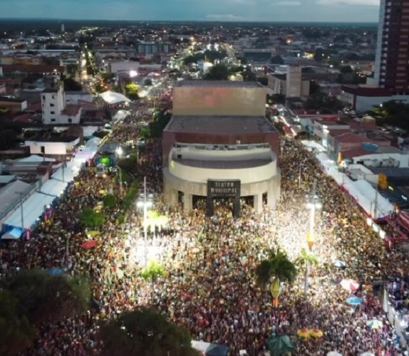 A cidade de 300 mil habitantes, a 282 km da capital Natal, é a referência de festejos de São João no estado e promove uma série de atrações para nativos e visitantes. 