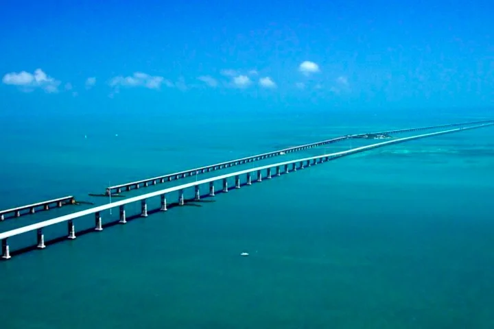 A rodovia se estende por 182 quilômetros sobre o Oceano Atlântico. Uma paisagem de tirar o fôlego!