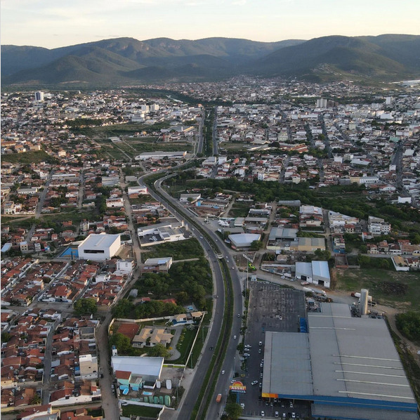 Jequié (Bahia) – Jequié registrou taxa de 89,7 homicídios por 100 mil habitantes e tem cerca de 156 mil moradores. Localizada no interior da Bahia, enfrenta graves problemas de segurança pública. A atuação de grupos criminosos e baixa presença do Estado agravam o cenário.