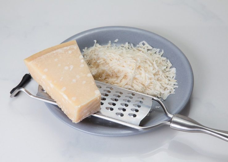 Parmesão (Parmigiano-Reggiano) – Produzido principalmente em Parma e Regio Emilia, na Itália, é um queijo duro e granular com sabor intenso e salgado. Usado ralado, é essencial na culinária italiana, sobretudo em massas.