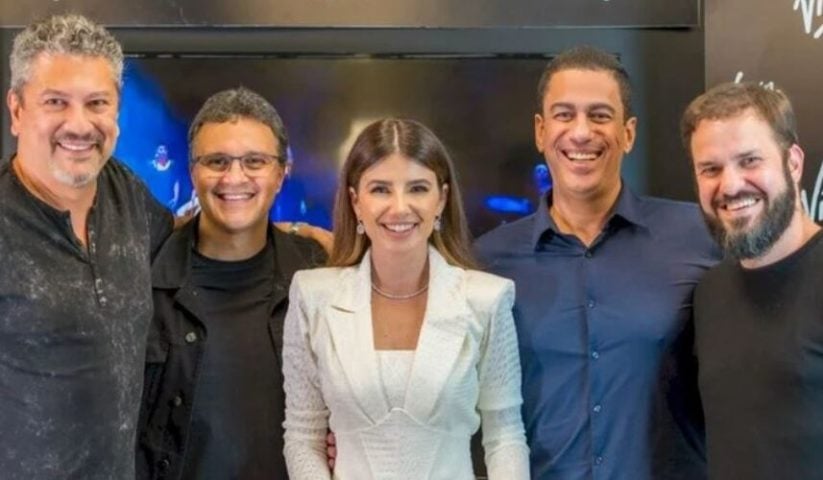 Na época da separação, inclusive, ela vivia um bom momento profissional, pois assinou contrato com a Virgin Music (que pertence à Universal) para ter seu próprio selo, com controle pleno de suas obras musicais. 