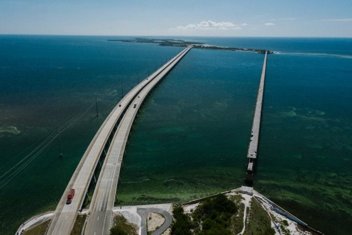 A estrada conecta a cidade de Miami às famosas Florida Keys, um arquipélago de ilhas tropicais no sul da Flórida. 