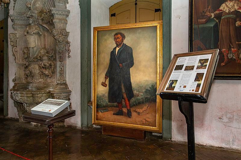 A enfermidade foi provocando deformações no corpo do artista, a ponto de Aleijadinho perder os dedos dos pés. A condição o levou a trabalhar de joelhos, sem jamais abandonar o ofício artístico.