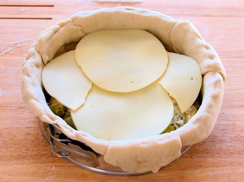 Provolone – De origem no sul da Itália, tem sabor defumado e é usado tanto fresco quanto curado. Muito presente em sanduíches quentes e em churrascos no Brasil.
