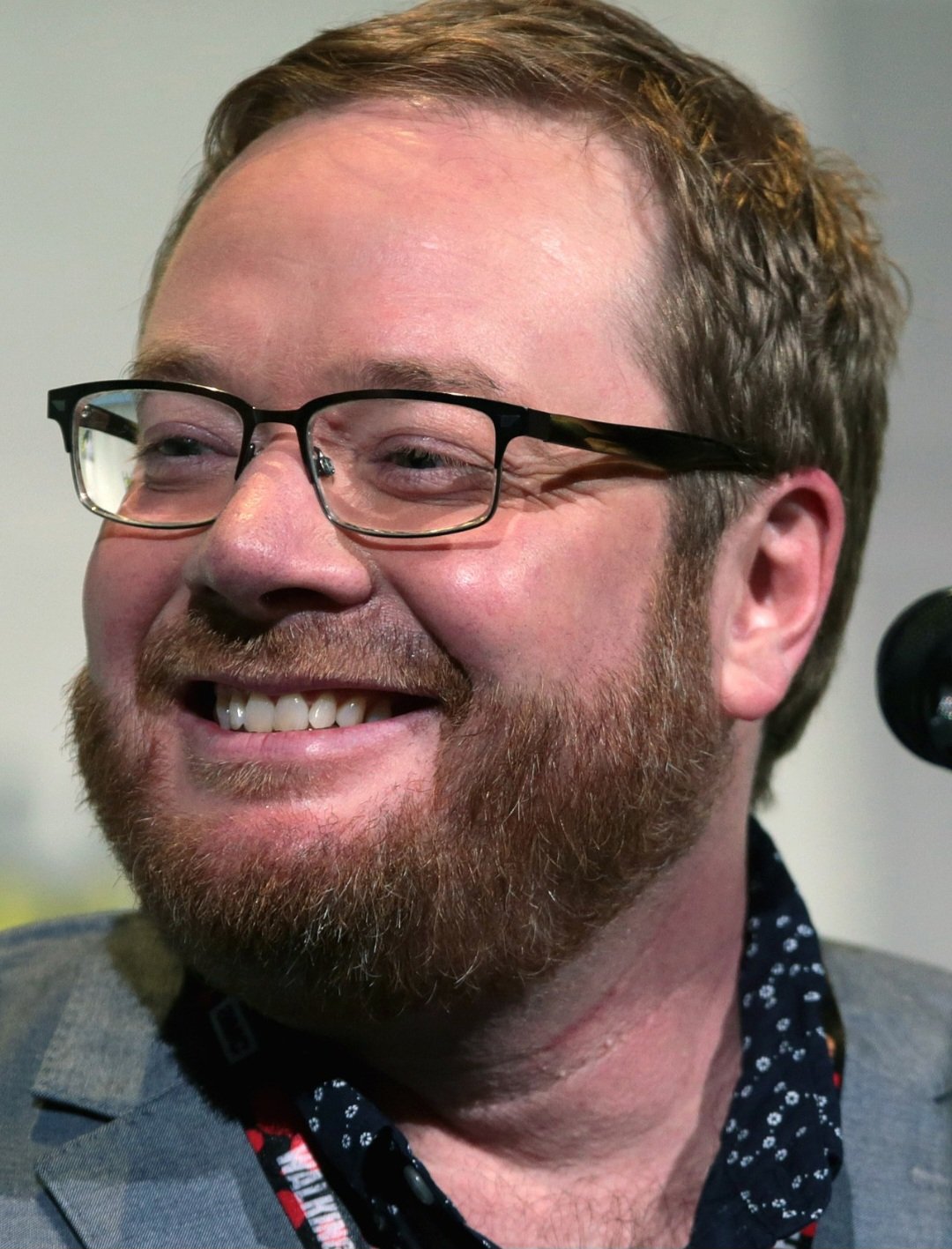 “Shrek 5” é dirigido por Walt Dohrn, escritor de “Shrek 2” (2004) e “Shrek Terceiro” (2007). Ele dirigiu “Shrek Para Sempre” (2010) e ainda dublou o vilão Rumpelstiltskin.
