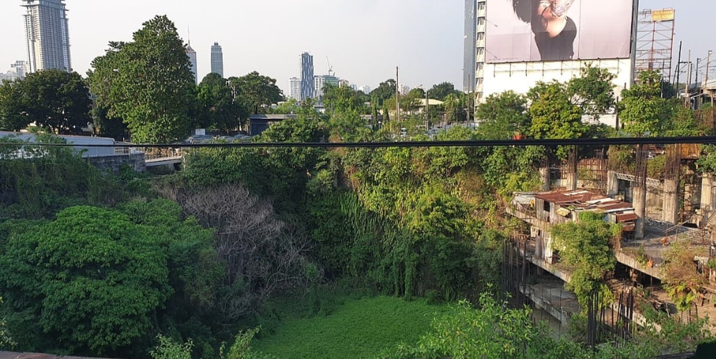 Hoje coberto por musgos, o arranha-céu teve um custo estimado de US$ 85 milhões (aproximadamente R$ 485,3 milhões).