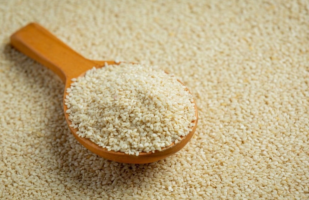 Os portugueses introduziram o gergelim no Brasil no século XVI, possivelmente através de suas colônias indianas. Apesar de ter chegado cedo ao país, a produção deste alimento experimentou um crescimento significativo nas últimas décadas em solo nacional.