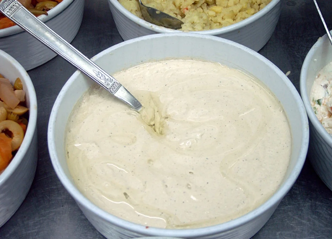 Uma delas é na forma de tempero, visto que seu óleo pode ser um ótimo substituto do de soja. Ele também pode ser consumido em sua forma natural, como sementes, ou em pastas, como o tahine.