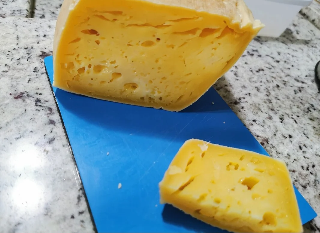 Queijo Serrano – Feito nas serras gaúchas e catarinenses, tem casca firme e interior macio, com sabor levemente ácido. É um dos queijos brasileiros mais antigos, com produção artesanal.