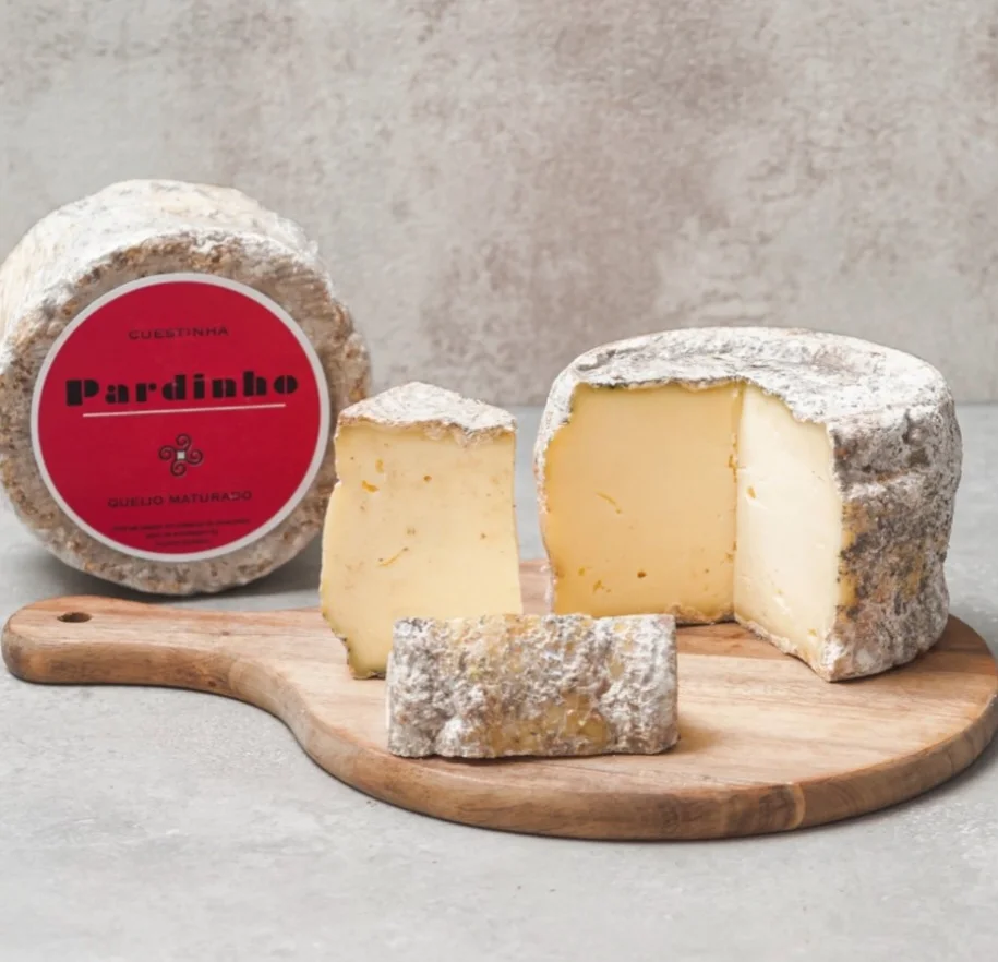 Queijo Cuestinha – De casca lavada e maturação controlada, tem aroma intenso e textura macia. De origem paulista, é feito por produtores artesanais e tem ganhado destaque em concursos internacionais.