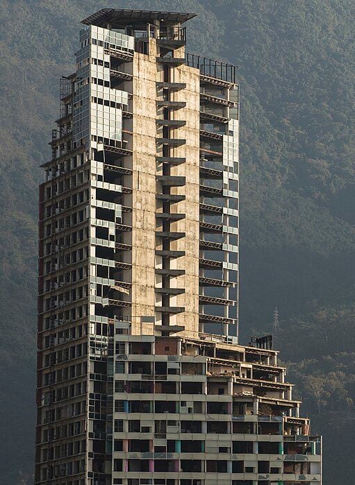 6) Centro Financiero Confinanzas, Venezuela (190 m): Esse arranha-céu, também chamado de Torre de David, tem 45 andares e foi projetado para ser um centro financeiro. Sua construção foi interrompida em 1994, devido à crise econômica e à morte de seu idealizador, David Brillembourg.