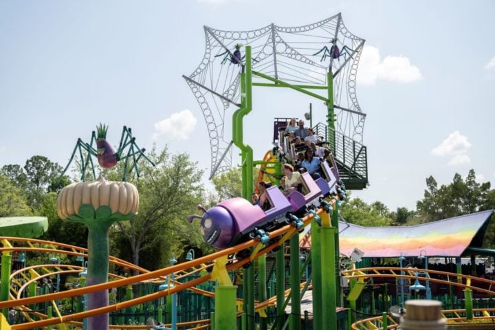 Trolls Trollercoaster - Aqui, visitantes de todas as idades embarcam no famoso Caterbus, escapar de aranhas malignas e se aventurar em uma montanha-russa radical com uma vibrante pista cheia de cores!
