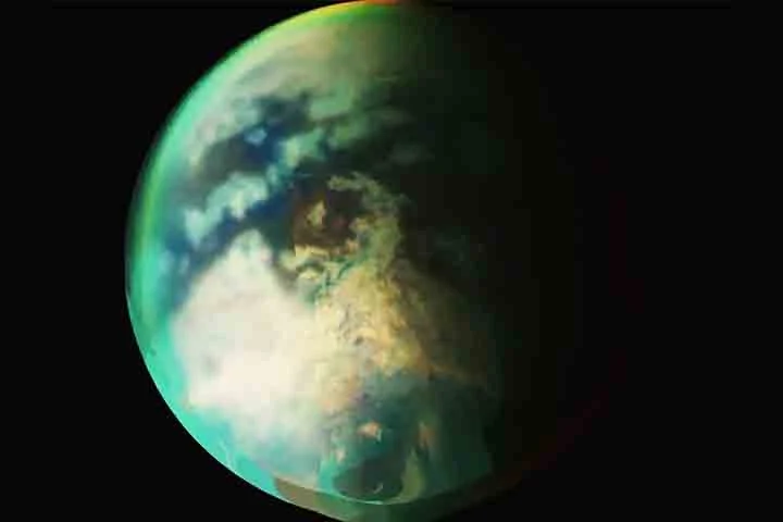 TITÃ orbita Saturno e foi descoberta por Christiaan Huygens em 1655. É a única lua conhecida com uma atmosfera densa, composta principalmente de nitrogênio.