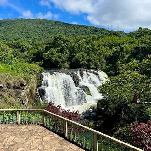 A posição geográfica da cidade, próxima à divisa com São Paulo e situada em uma região de relevo montanhoso, influencia diretamente o seu clima, caracterizado por temperaturas agradáveis durante todo o ano.