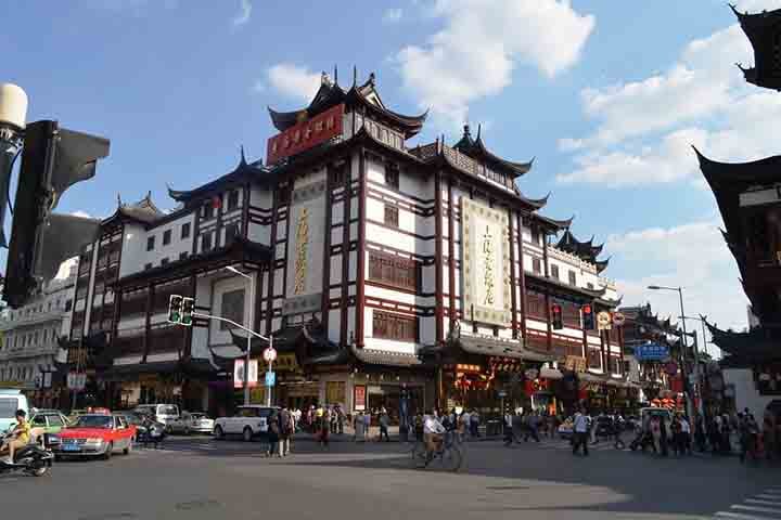 Apartamentos modernos e luxuosos coexistem com residências tradicionais, conhecidas como shikumen, que remontam ao início do século XX. Para muitos moradores, a solução é optar por habitações menores ou viver em regiões mais afastadas do centro.