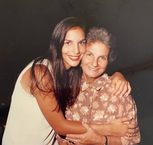 Depois que concluiu a escola, Sangalo chegou a estudar administração. Em 1992, ela foi cantar em bares de Salvador e abriu um show de Geraldo Azevedo na sua cidade natal. 
