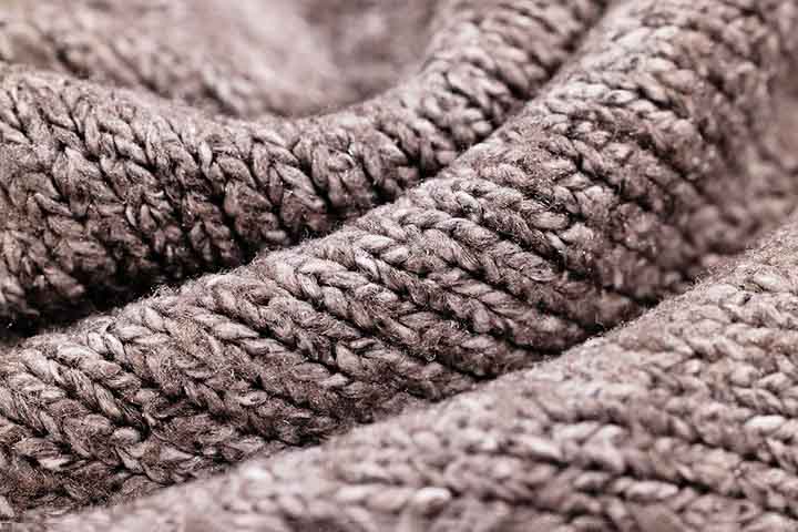 Lã: De origem animal, a lã é obtida de ovelhas e outros mamíferos. É quente, flexível e resistente à água, sendo ideal para climas frios. Usada em casacos, suéteres e cobertores, oferece excelente isolamento térmico e durabilidade.