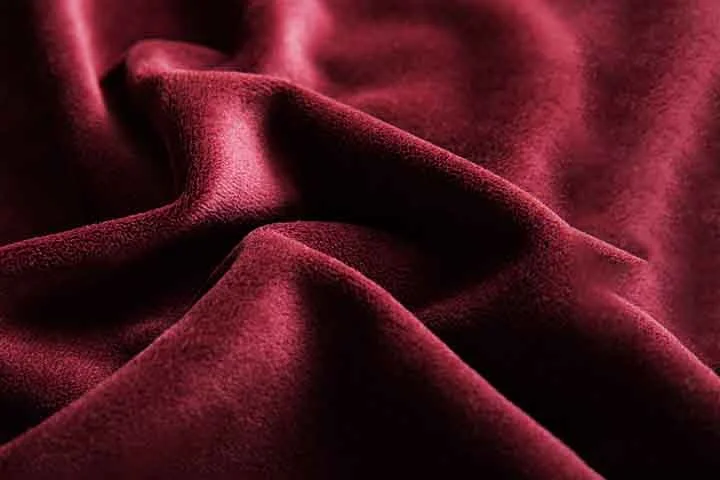Veludo: De origem antiga, o veludo pode ser feito de algodão, seda ou fibras sintéticas. Caracteriza-se pela superfície macia e aveludada, com um brilho suave. É durável e oferece elegância, sendo utilizado em roupas formais, estofados e cortinas. Sua textura aconchegante o torna ideal também para roupas de inverno.
