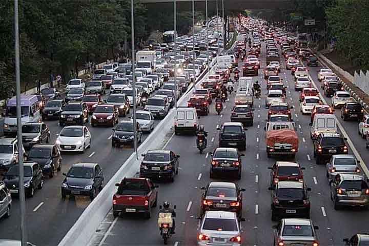 Assim, a educação no trânsito é um conjunto de ações para a conscientização e a orientação da população sobre a importância do aprendizado e da mudança comportamental.