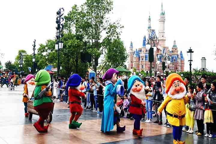 Para os visitantes, é uma experiência de contrastes marcantes; para os moradores, um cotidiano que mistura oportunidades e obstáculos.